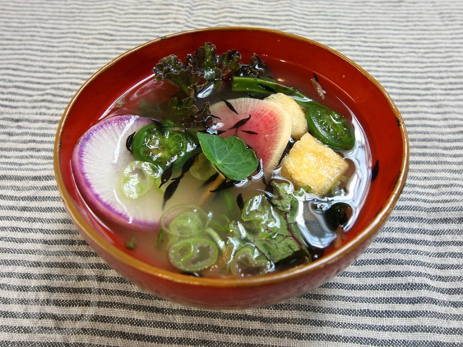 Una ciotola di ramen con verdure e miso