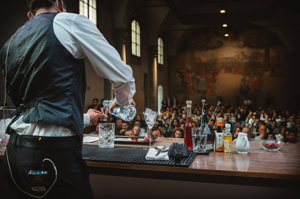 Florence Cocktail Week: una lezione sul palco, con il bartender ripreso di spalle