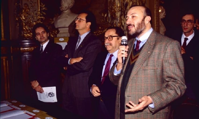 Folco Portinari con Carlo Petrini e gli altri firmatari di Slow Food nel 1989 a Parigi