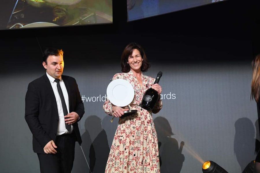 Lara Gilmore ritira il premio Ethical Thinking sul palco dei World Restaurant Awards