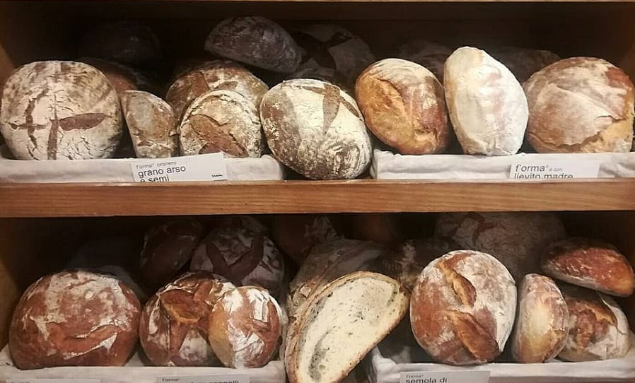 Gli scaffali del pane di Antonio Cera