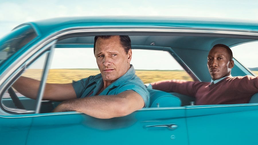 La locandina del film Green Book, con Viggo Mortensen alla guida di una macchina azzurra