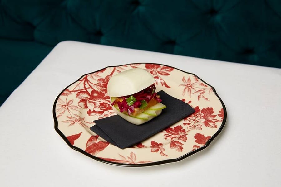 Il taka bun della Gucci Osteria su piatto in porcellana con fiori rossi