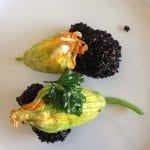 Bocconcini di pollo in crosta di sesamo nero e fiori di zucca ripieni di ricotta e brunoise di zucchine