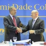 Presidente Cuccia e Presidente Padron consegna dono MDC 2