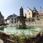 Eguisheim la place du Chateaux con la fontana di San Leone papa Leone IX nato a Eguisheim