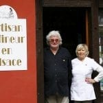 Gli artigiani del foie gras Marco Wilmann e la moglie Marianne davanti al negozio Liesel di Ribeauville in Alsazia