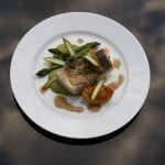 Filetti della pesca del Mediterraneo asparagi e limone sotto sale