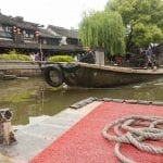 In barca sul canale del villaggio di Xitang in Cina