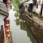 Un canale di Xitang villaggio sullacqua in Cina