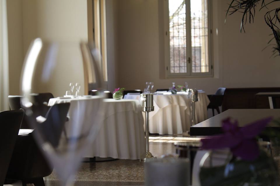 La sala del ristorante da Iacobucci, con tavoli tondi e tovaglie bianche