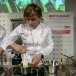 Antonia Klugmann sul palco di Identità Golose 2019 mentre cucina