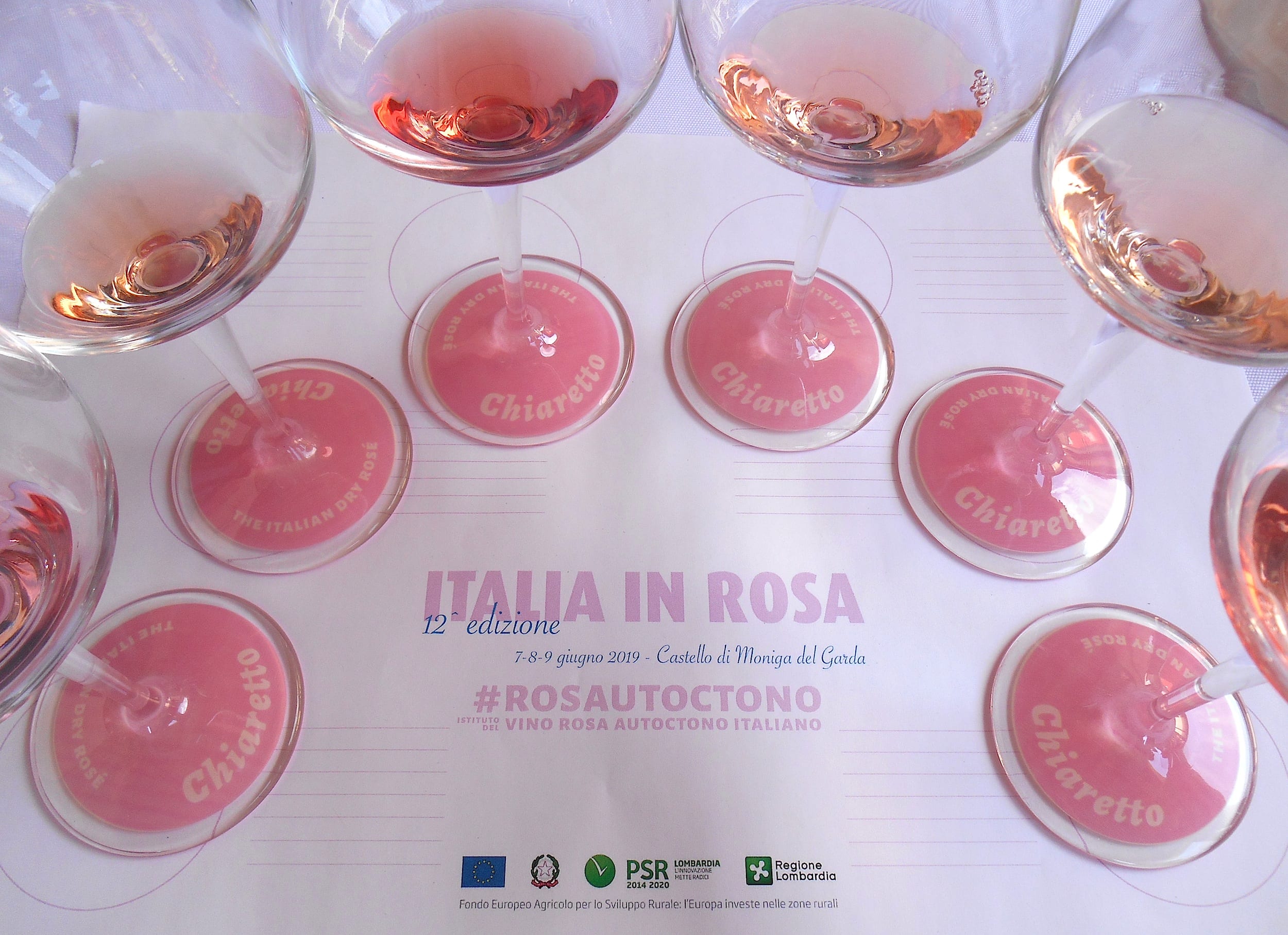 La tovaglietta di assaggio con i bicchieri di rosato di Italia in Rosa 2019
