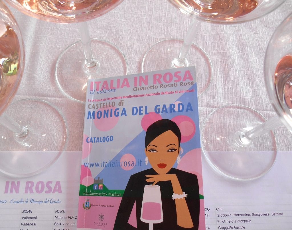 La tovaglietta di assaggio co i calici e il catalogo di Italia in Rosa 2019