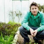 Jamie Oliver in serra mentre taglia le erbe aromatiche