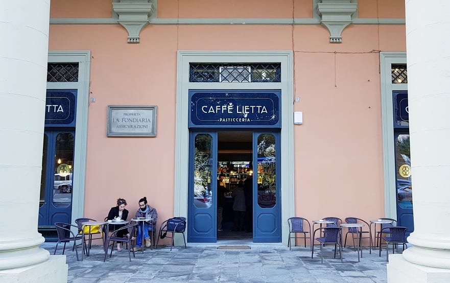 L'ingresso del Caffè Lietta sotto il loggiato di piazza della Libertà