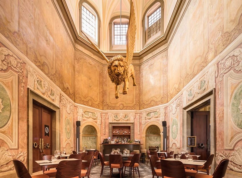 Il foyer di Palazzo Chiado a Lisbona, con il leone alato dorato