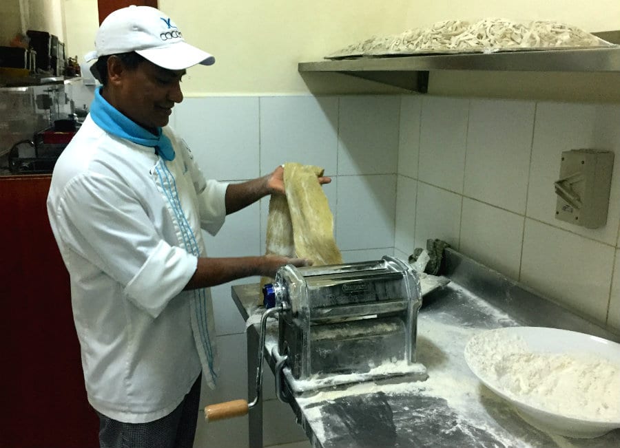 Cocoons Maldives - uno mentre prepara la pasta fresca