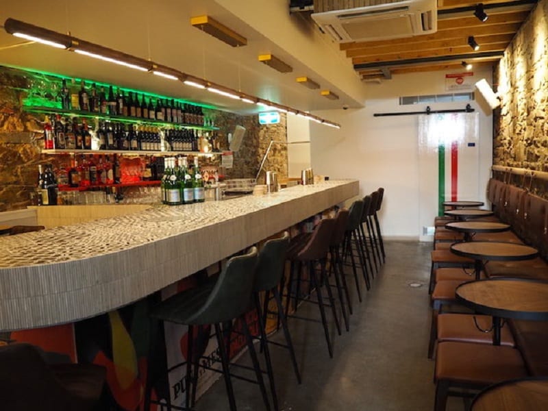 L'open bar di Mallozzi con bancone e sgabelli