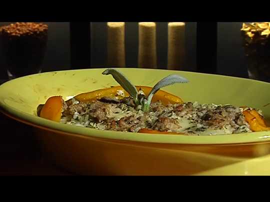 Peperone ripieno con capperi, olive, pangrattato, pecorino e aciughe