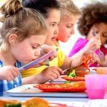 Bambini che mangiano a mensa