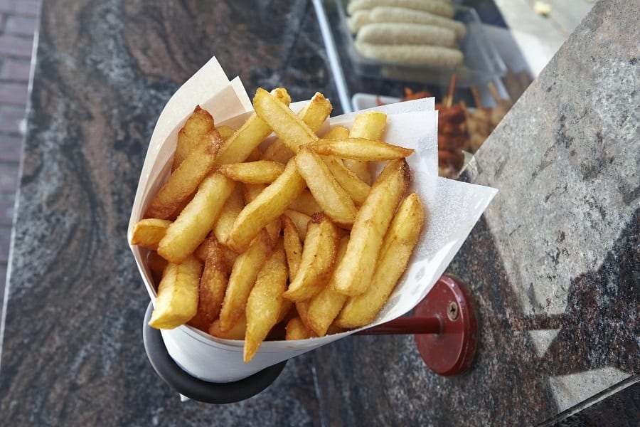 Bruxelles difende il mito delle patatine fritte. Così la città ripensa i chioschi delle frites