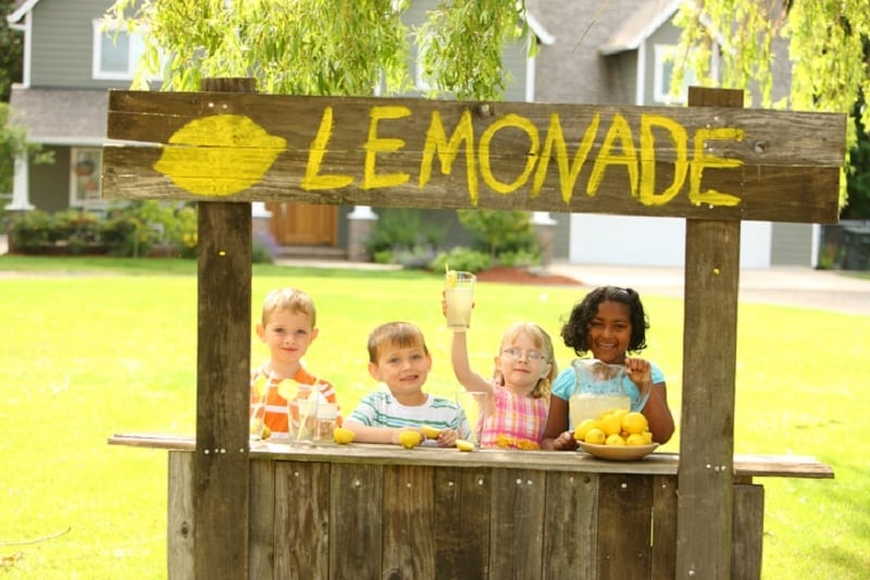 L'America in difesa dei lemonade stand. Perché i banchetti della limonata  sono così importanti per i bimbi americani (e per i loro genitori) -  Gambero Rosso