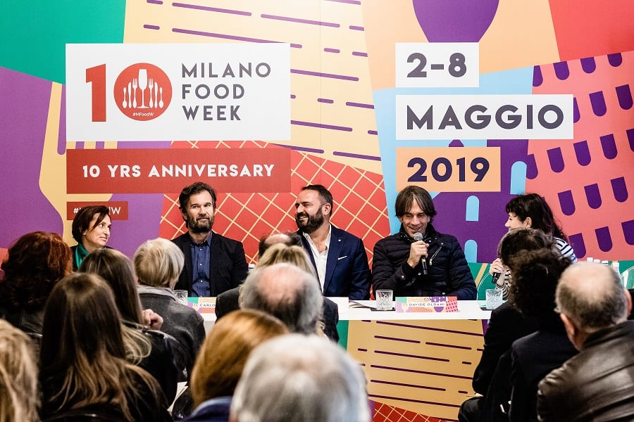 Il tavolo della conferenza stampa di Milano Food Week visto dalla platea, con Gordini, Cracco, Oldani