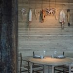 La sala del Noma, con tavolo e parete in legno