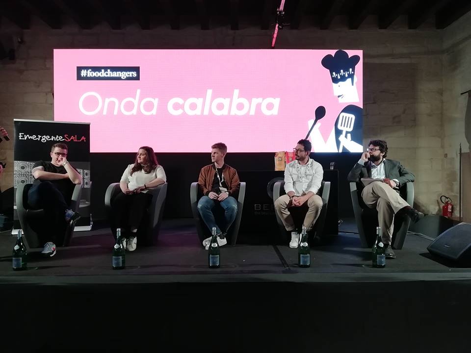 l'onda calabra sul palco con i quattro giovani chef (sa sinistra: nino rossi, caterina ceraudo, luca abbruzzino e antonio biafora) e a destra il moderatore luca iaccario