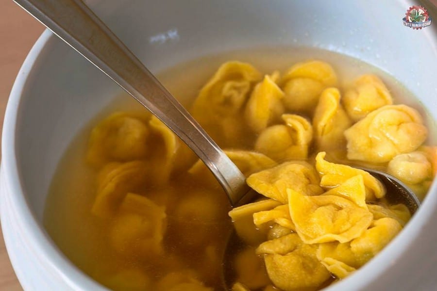 Cappelletti in brodo dell'Osteria de Borg a Rimini