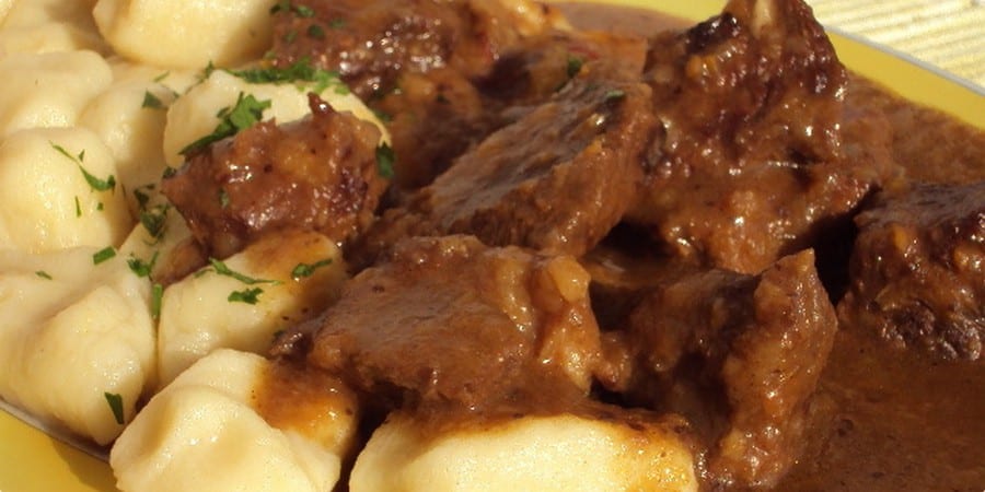 Paลกticada (manzo e gnocchi. Piatto croato)