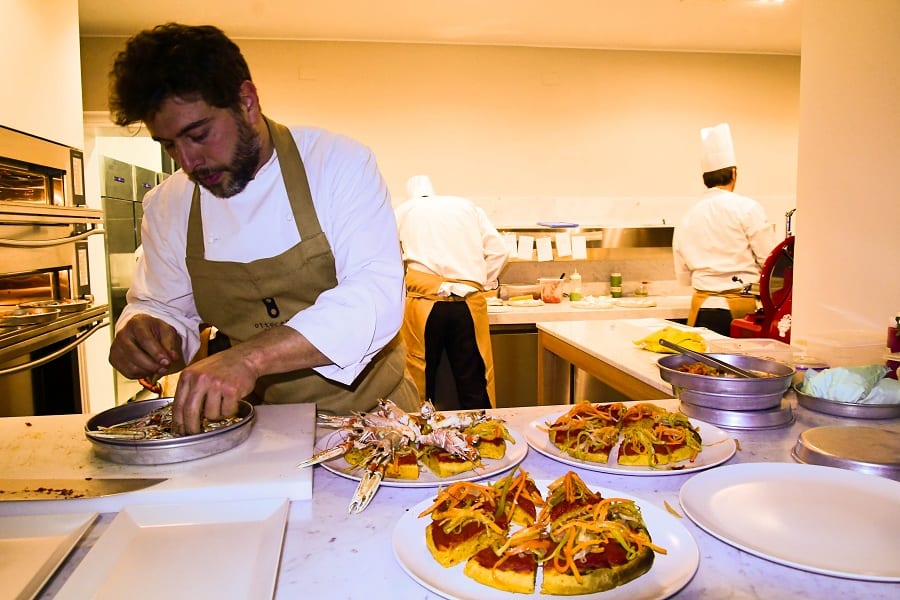 Riccardo Antoniolo lavora alla preparazione della pizza da Ottocento Bistrot