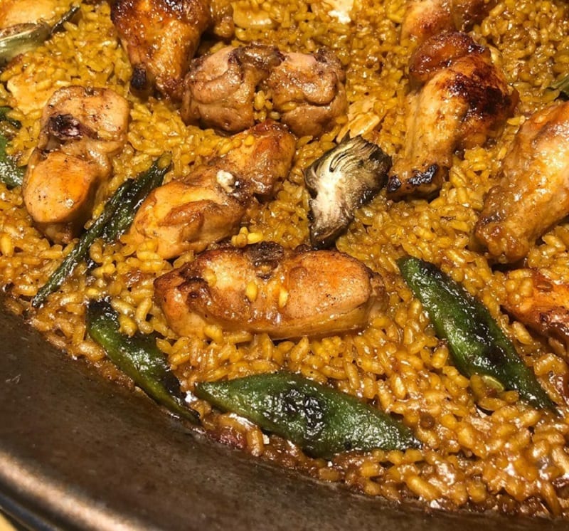 Paella di riso con carne e peperoni