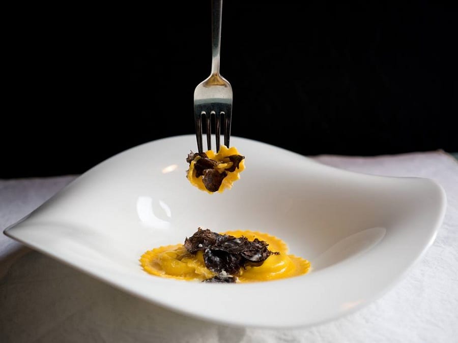 Un piatto di ravioli ripieni di parmigiano di Cristina Bowerman, con forchetta che ne infilza uno