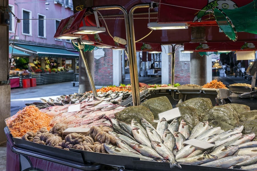 Un banco del pesce al mercato di Rialto