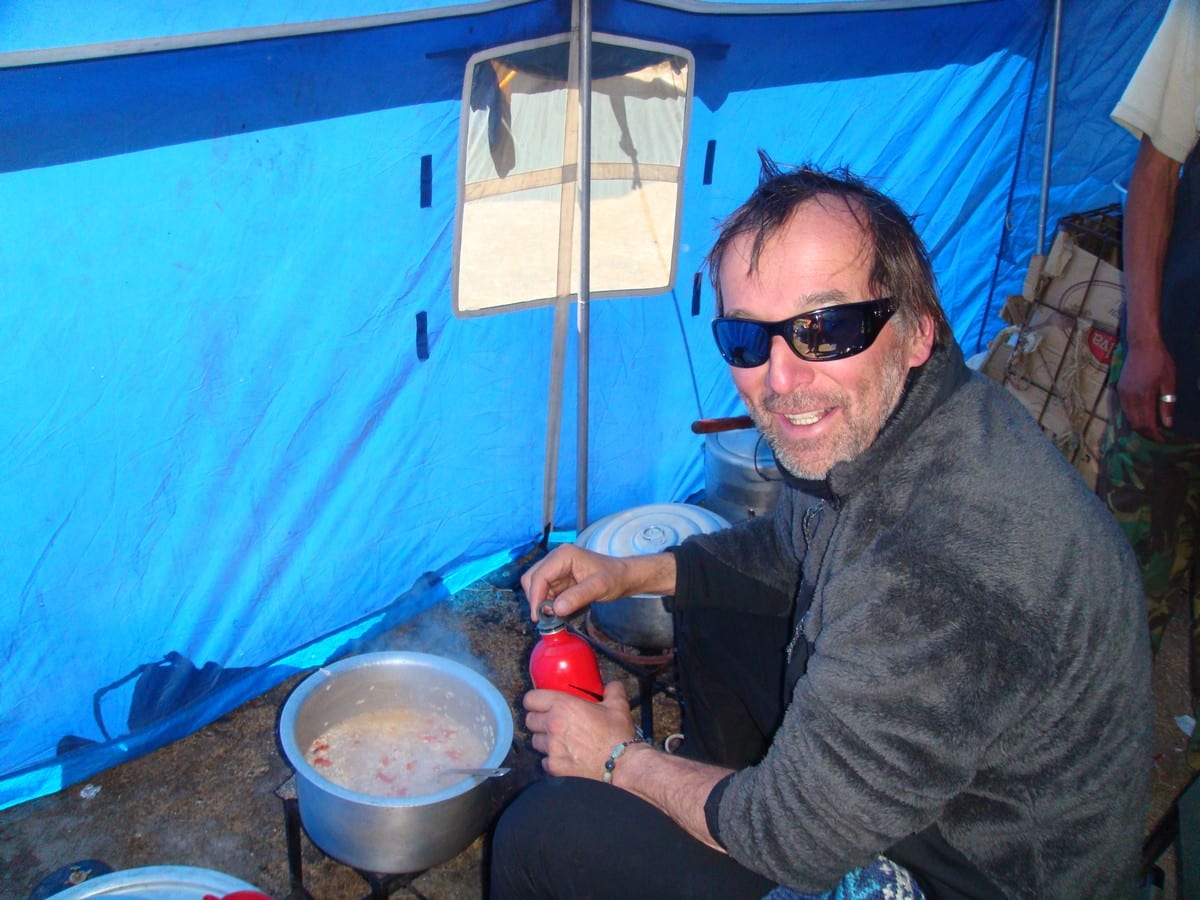 Norbert Niederkofler mentre cucina il risotto in Nepal
