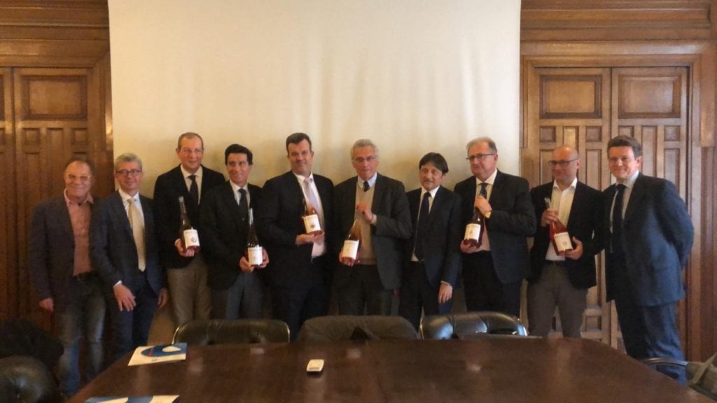 Rosautoctono - foto di gruppo con i rappresentanti dei sei consorzi aderenti di vini rosati all'istituto 