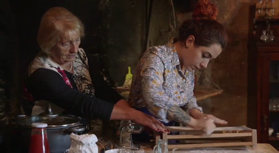 Sarah Cicolini a sua nonna fanno la pasta alla chitarra nella cucina del castello di Semivicoli