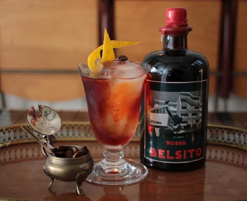 Una bottiglia di Belsito con cocktail in calice
