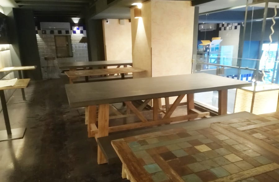 I tavoli in legno da Lievito Madre a Roma