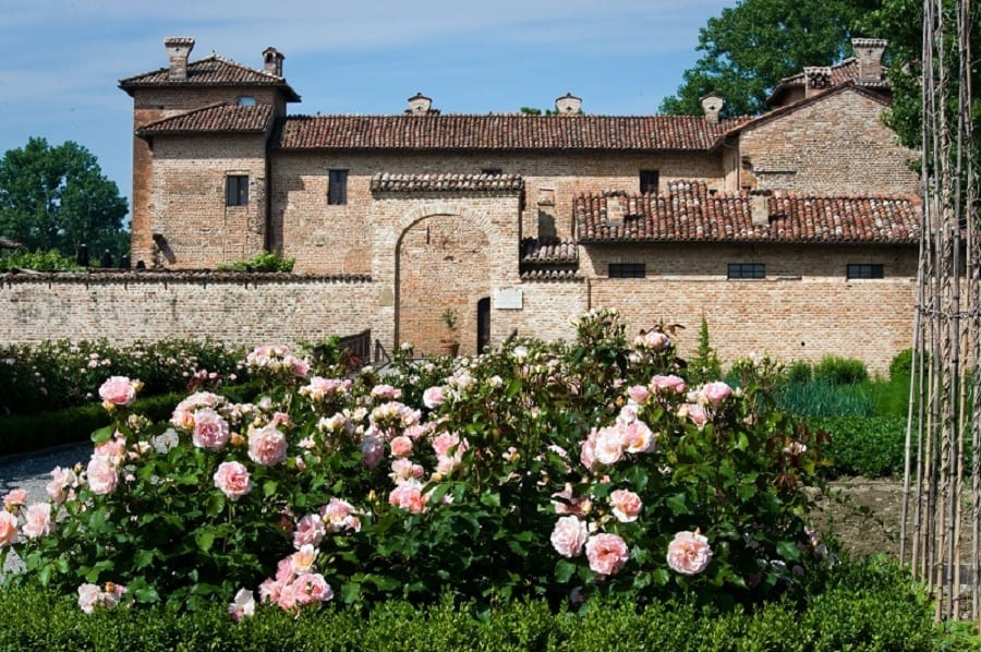 L'antica corte Pallavicina con le rose in fiore in giardino