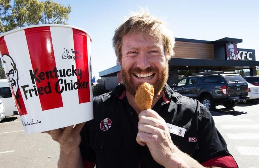 San Edelman con il pollo fritto del suo KFC di Alice Springs