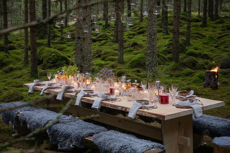 Un tavolo imbandito nel bosco in Svezia