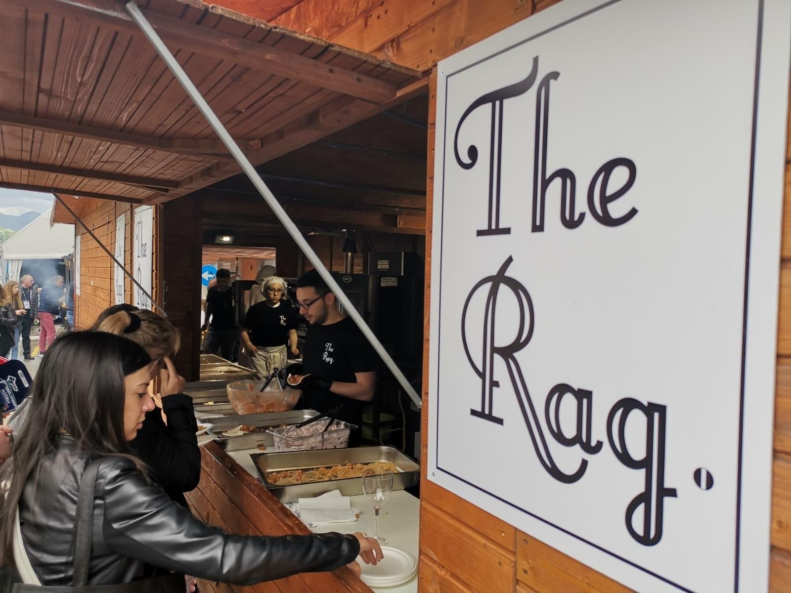 lo stand di The Rag, street food itinerante, in un mmomento di lavoro