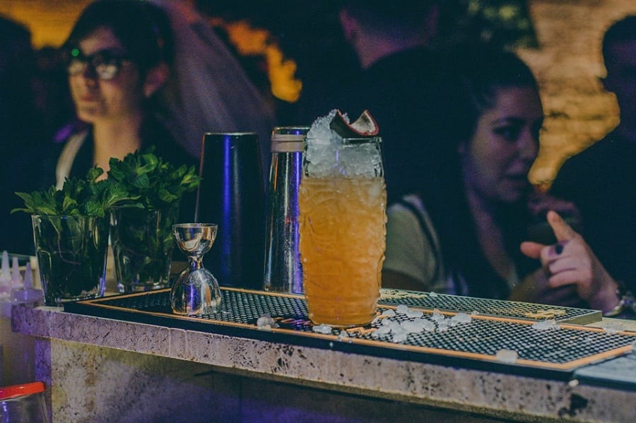 Un cocktail sul bancone del Makutu tiki bar
