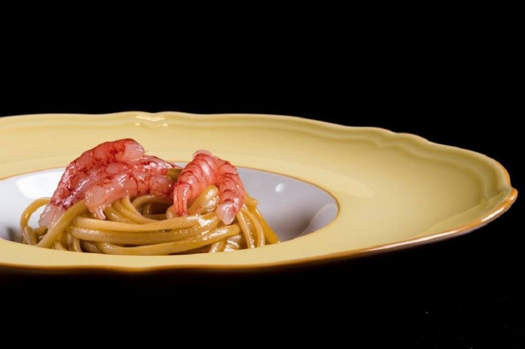 Piatto di spaghetti con gamberi crudi il tordomatto