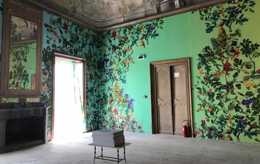 Una stanza di Palazzo Butera con l'installazione di Fallen Fruit