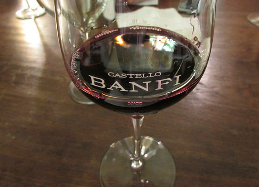 Un calice di vino rosso dell'azienda Banfi