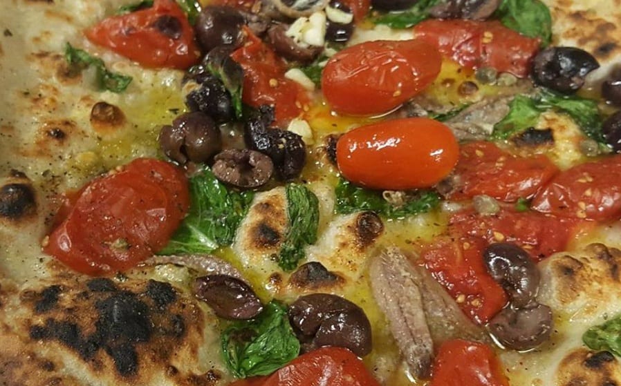 Pizza con alici, pomodoro, scarola e olive di Guglielmo Vuolo